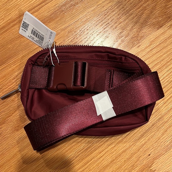 Lululemon Everywhere Belt Bag - Picture 3 of 5